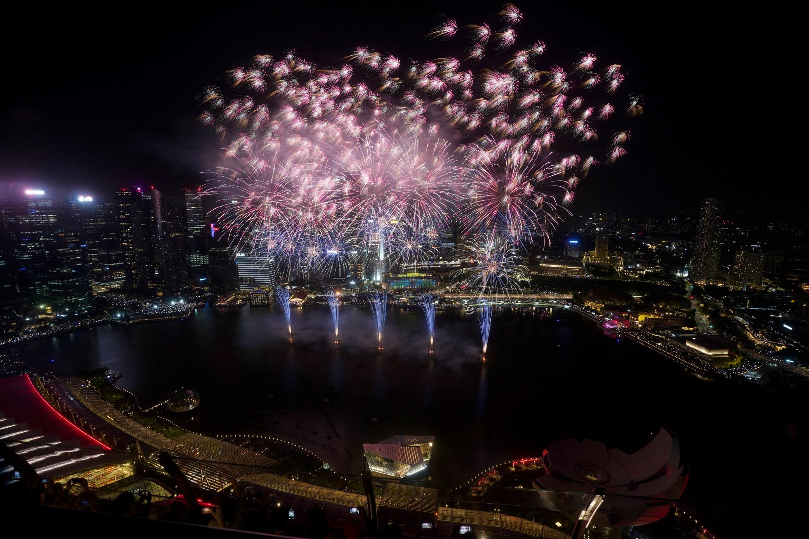 Vatromet je bio i u Singapuru, prolomio se iznad Marina Bay Sandsa.