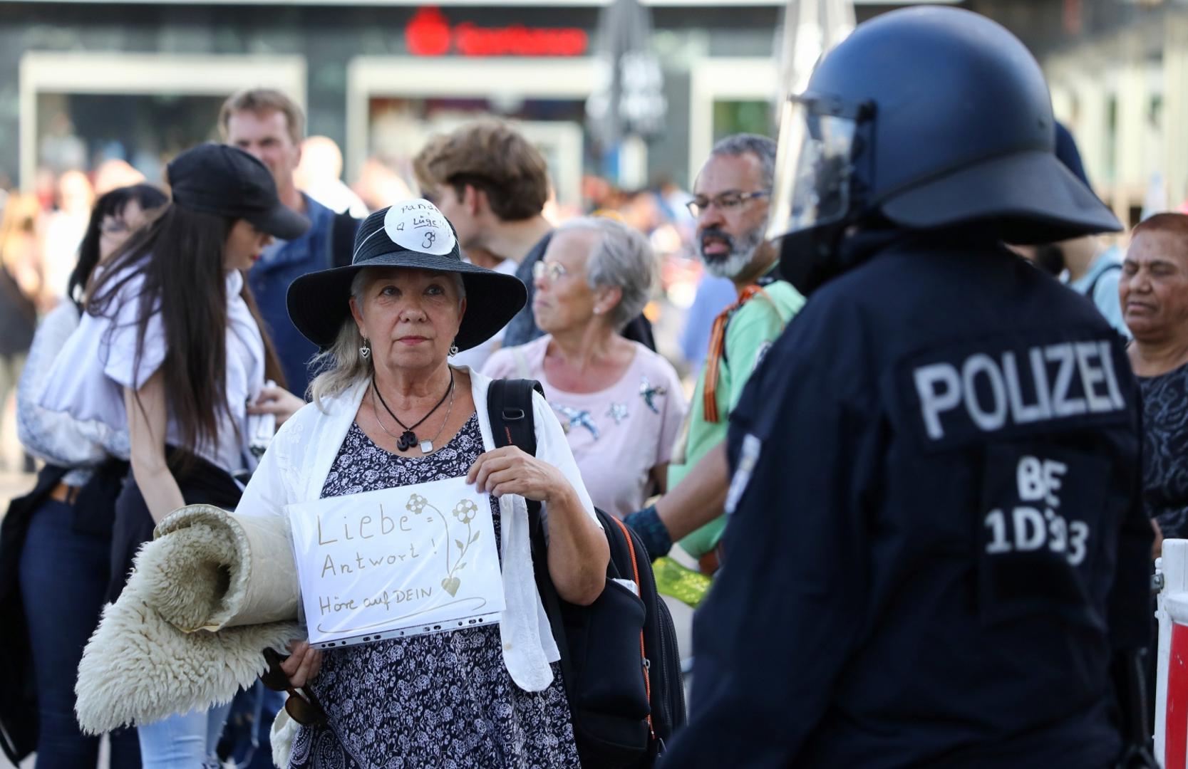 Protest during the coronavirus disease (COVID-19) outbreak in Berlin A woman holds a sign reading: "Love is the answer" during a demonstration at Alexanderplatz, amid the spread of the coronavirus disease (COVID-19), in Berlin, Germany, May 9, 2020. REUTERS / Christian Mang CHRISTIAN MANG