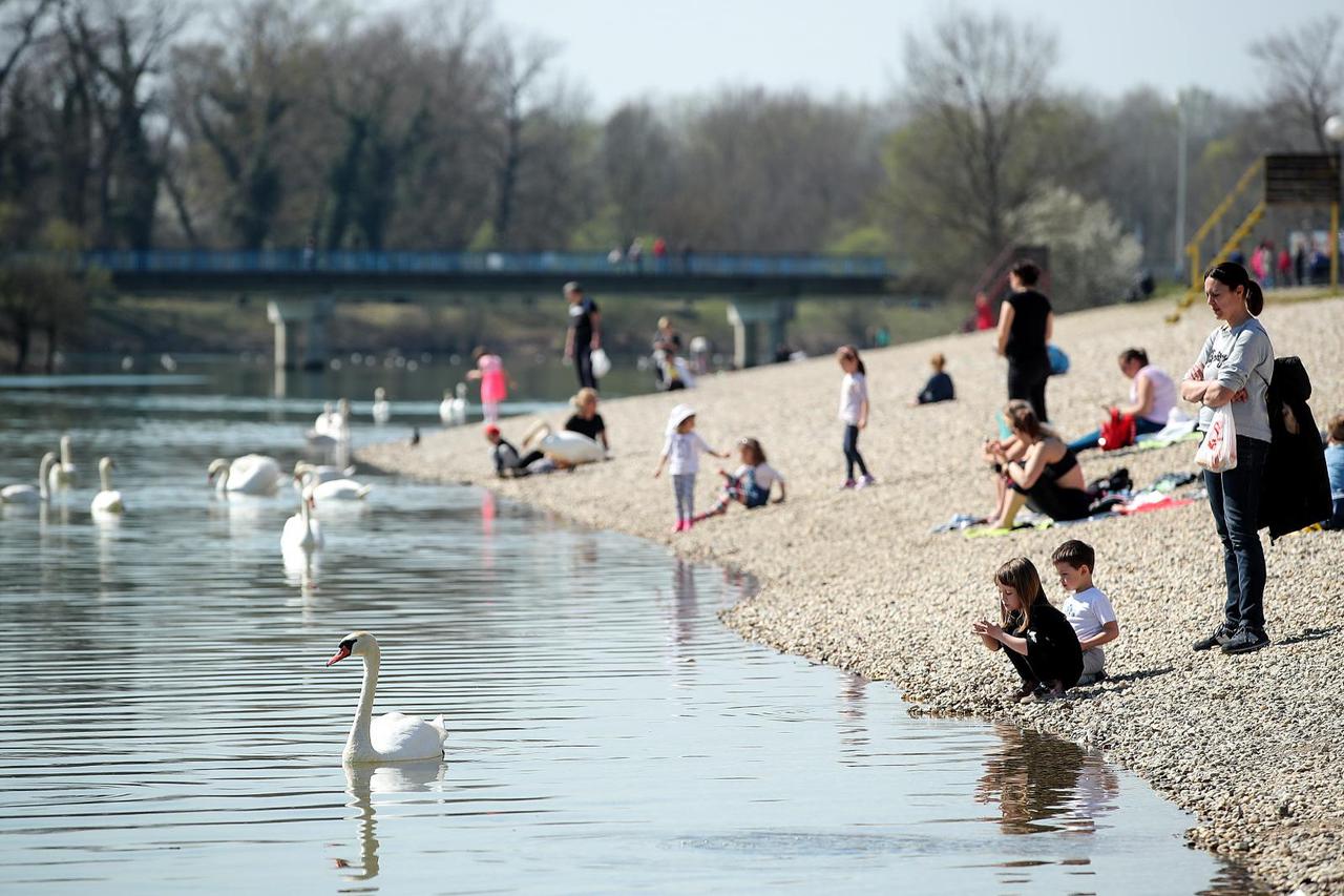 Lijep sunčan dan građani provode na Jarunu