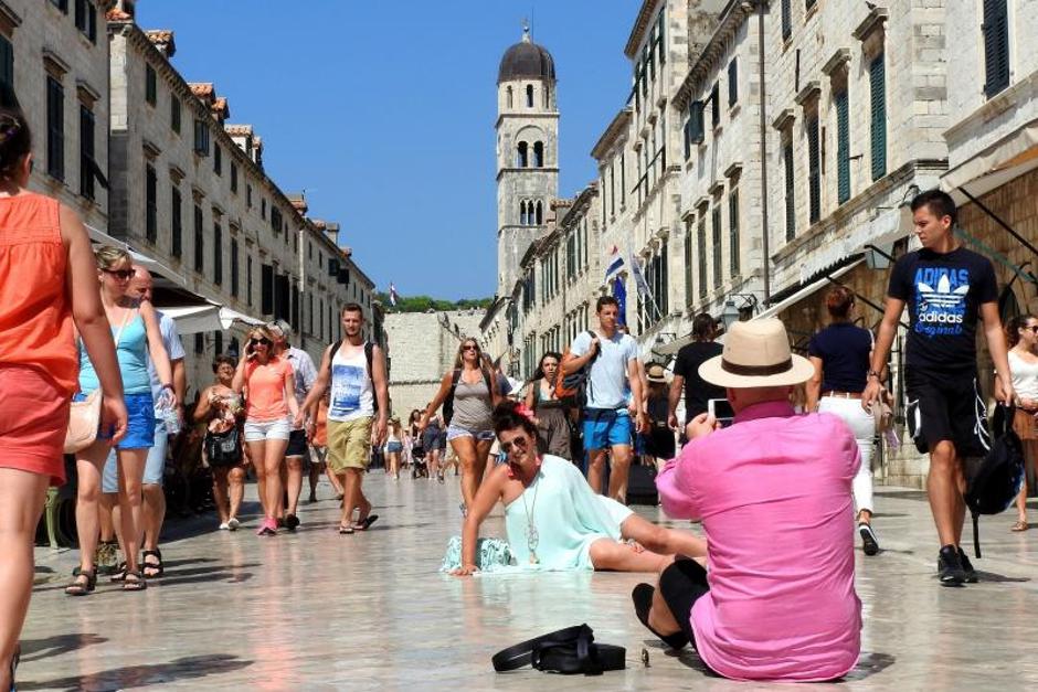 Dubrovnik - Turisti na Stradunu pokusavaju napraviti sto bolju sliku za uspomenu