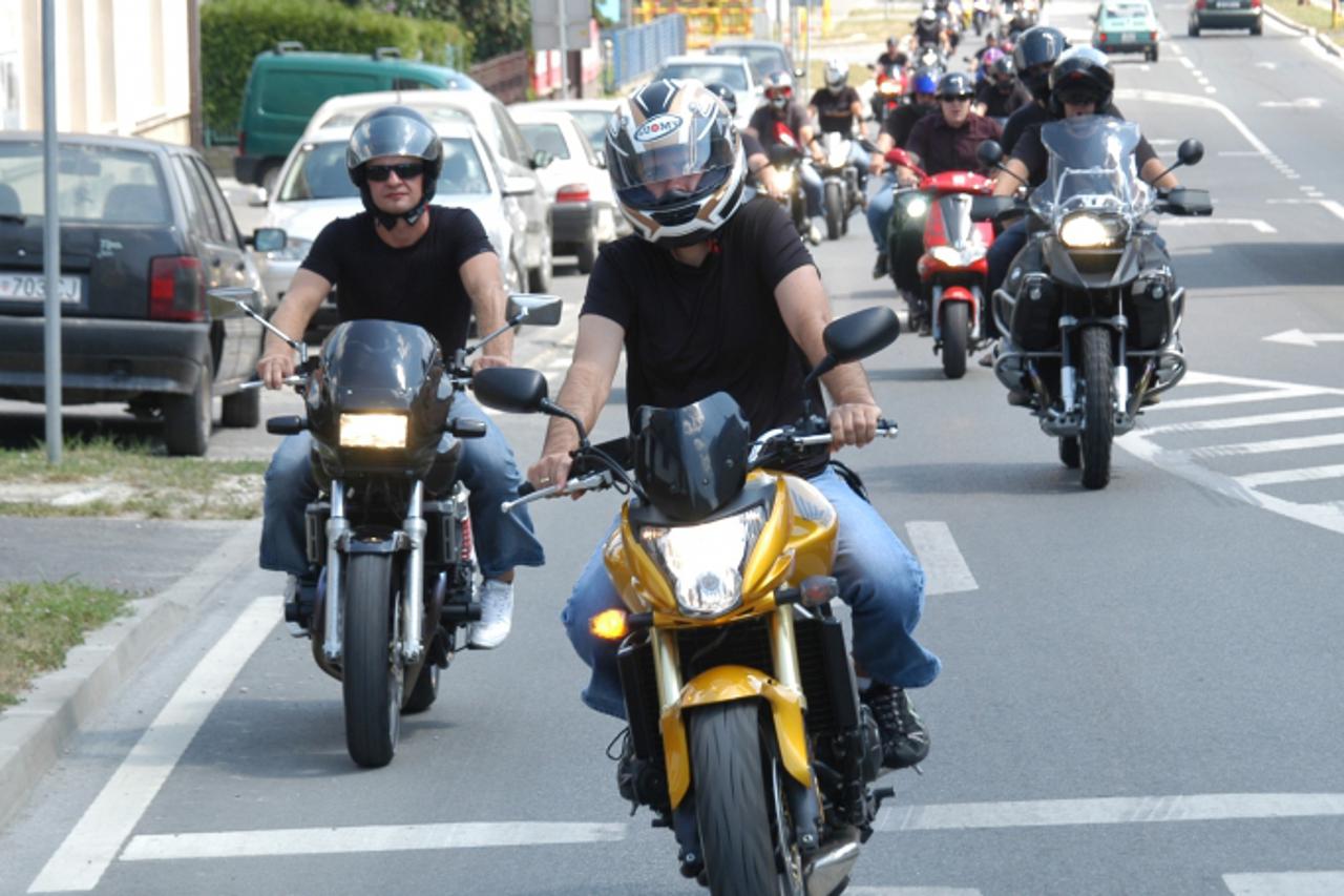 '12.07.2010., Bjelovar - U spomen na tragicno preminulog bjelovarskog motociklista Igora Selesa, njegovi kolege motoristi u njegou su cast uoci posljednjeg ispracaja uprilicili motoristicku povorku gr