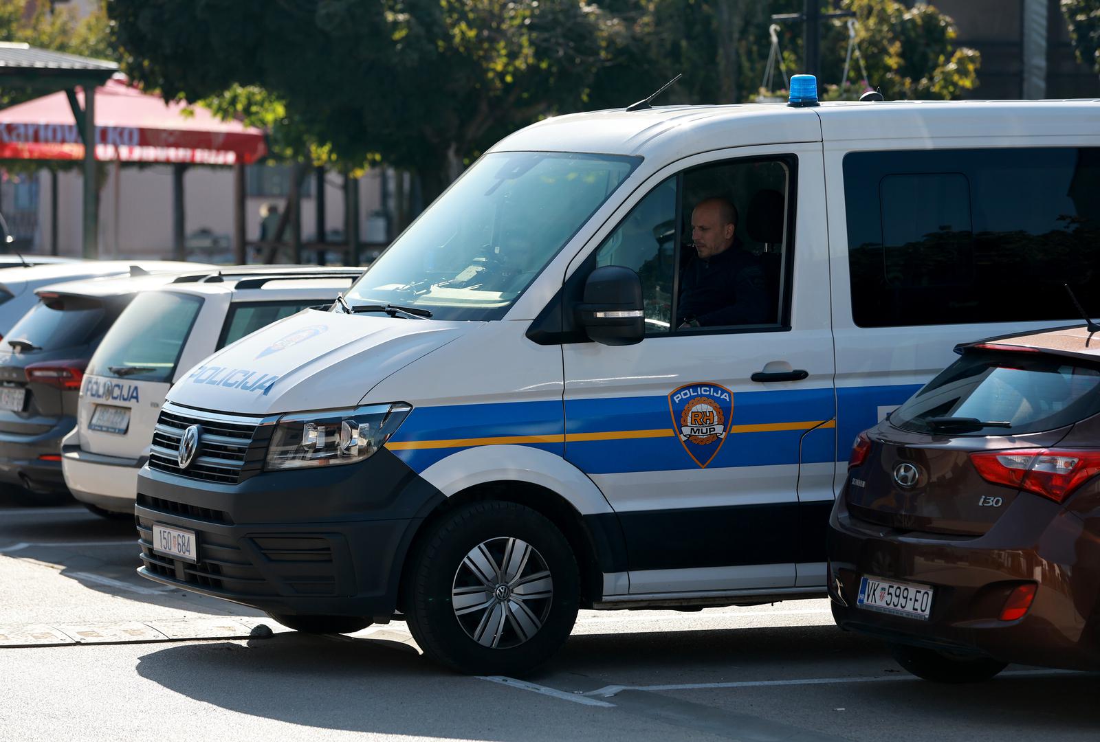 23.09.2024., Otok - Policija i USKOK tijekom pretresa kuce Josipa Sarica, gradonacelnika Otoka Photo: Davor Javorovic/PIXSELL