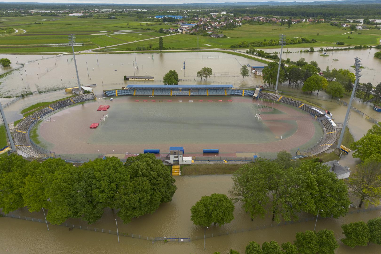 Godinu ćemo pamtiti i po velikim poplavama koje su pogodile Obrovac, Gračac, Karlovac, Dugu Resu, Hrvatsku Kostajnicu… Fotoreporteri su danima obilazili poplavljena područja kako bi prenijeli gotovo svaki djelić tog nemilog događaja. Također, Zagreb je u srpnju zahvatilo neviđeno nevrijeme u kojem je poginulo dvoje ljudi. Prizori su bili nestvarni.