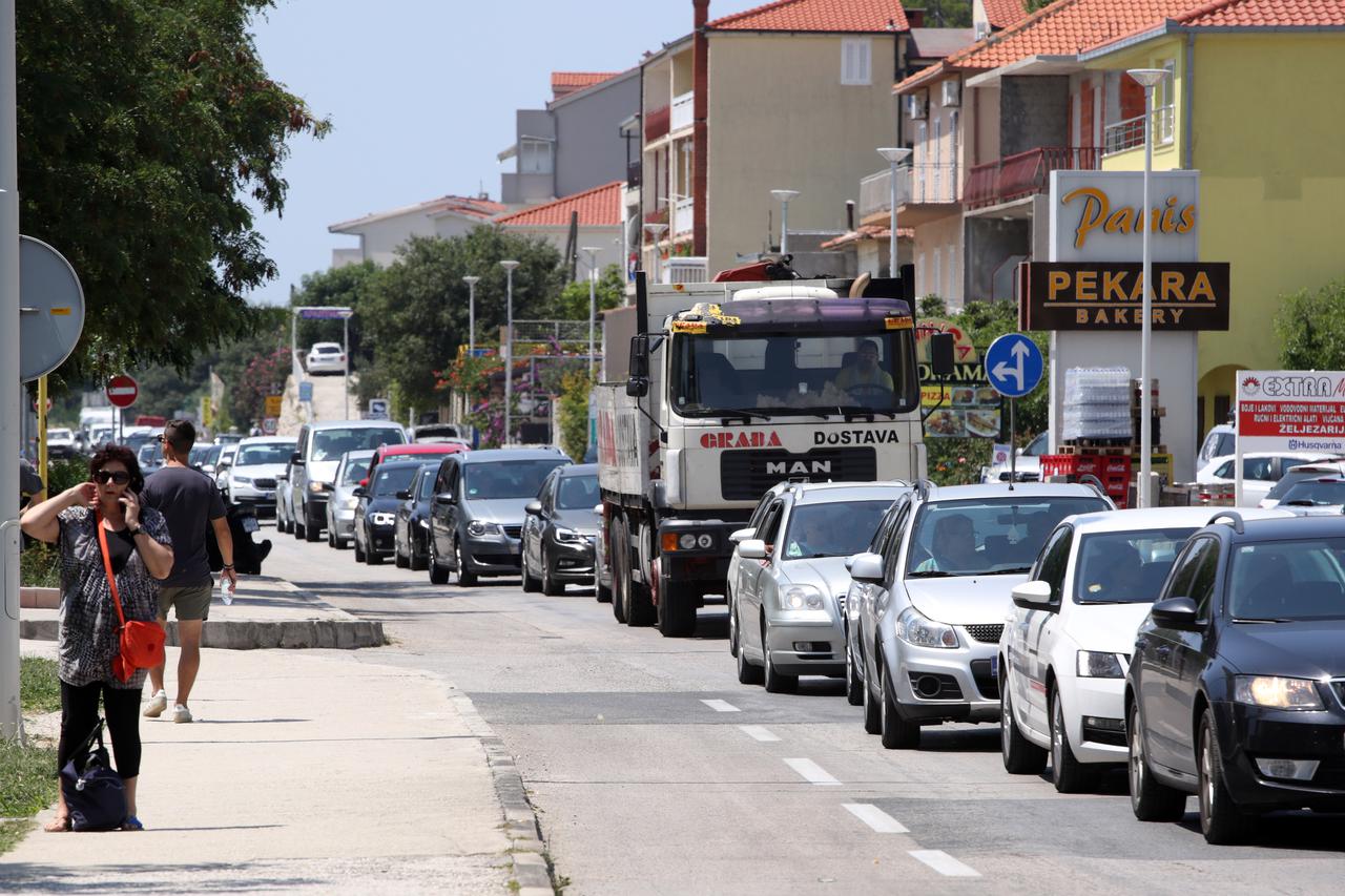 Omiš: Prometna gužva na ulasku u grad