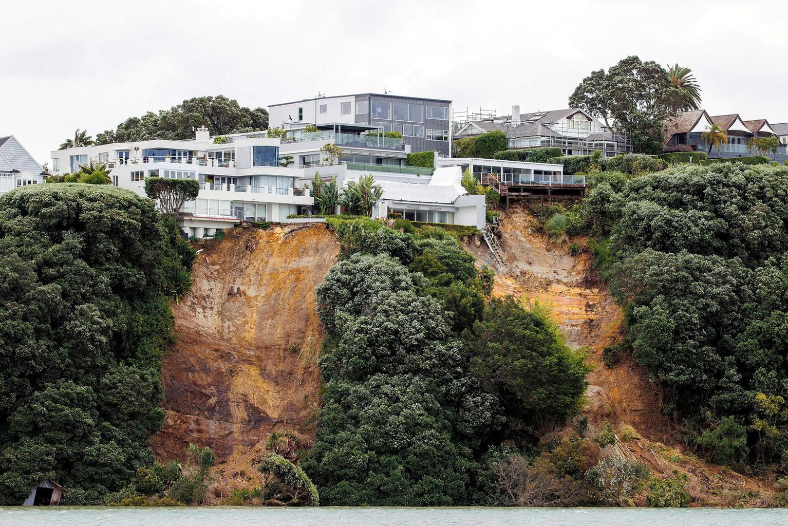 FILE PHOTO: A view of a slip near a house on a clifftop caused by continuous bad weather as Cyclone Gabrielle approaches in Auckland, New Zealand, February 12, 2023. AAP Image/David Rowland via REUTERS   ATTENTION EDITORS - THIS IMAGE WAS PROVIDED BY A THIRD PARTY. NO RESALES. NO ARCHIVE. AUSTRALIA OUT. NEW ZEALAND OUT/File Photo Photo: Stringer/REUTERS