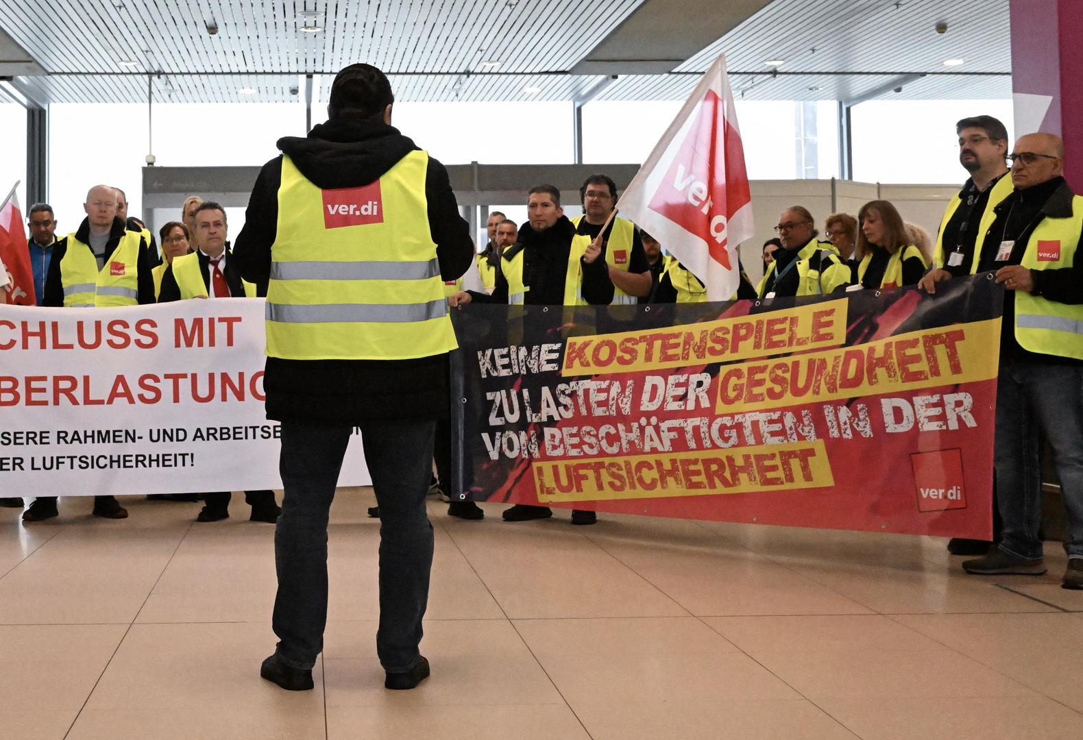 Aviation security workers of Germany's Verdi union gather at Cologne-Bonn airport during a strike in Cologne, Germany, April 20, 2023. REUTERS/Jana Rodenbusch Photo: JANA RODENBUSCH/REUTERS