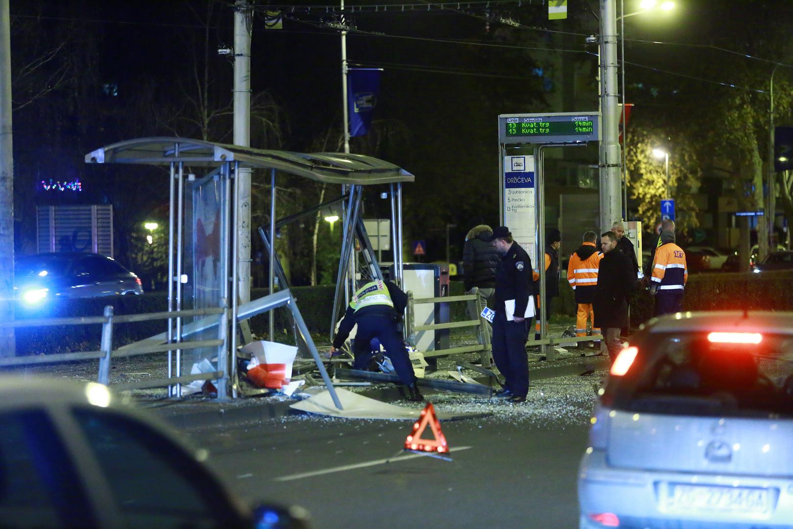 Vozač se BMW-om zaletio u tramvajsku stanicu u Ulici grada Vukovara u Zagrebu.