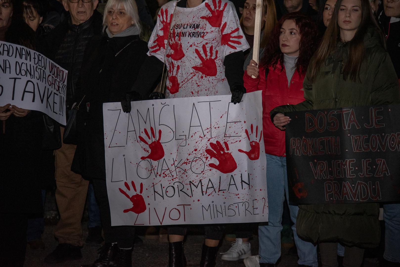 Vukčević je rekao da je ova neformalna studentska grupa protiv nasilja te da žele građansku državu. "Država postoji zbog nas, i nema straha", rekao je.