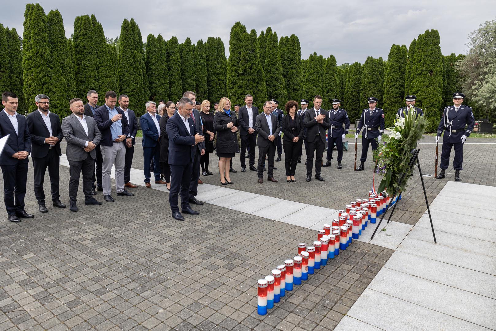 30.05.2022., Vukovar - Odavanje pocasti poginulim, nestalim, ubijenim i umrlim hrvatskim braniteljima na Memorijalnom groblju zrtava iz Domovinskog rata u Vukovaru povodom obiljezavanja Dana drzavnosti. Photo: Davor Javorovic/PIXSELL