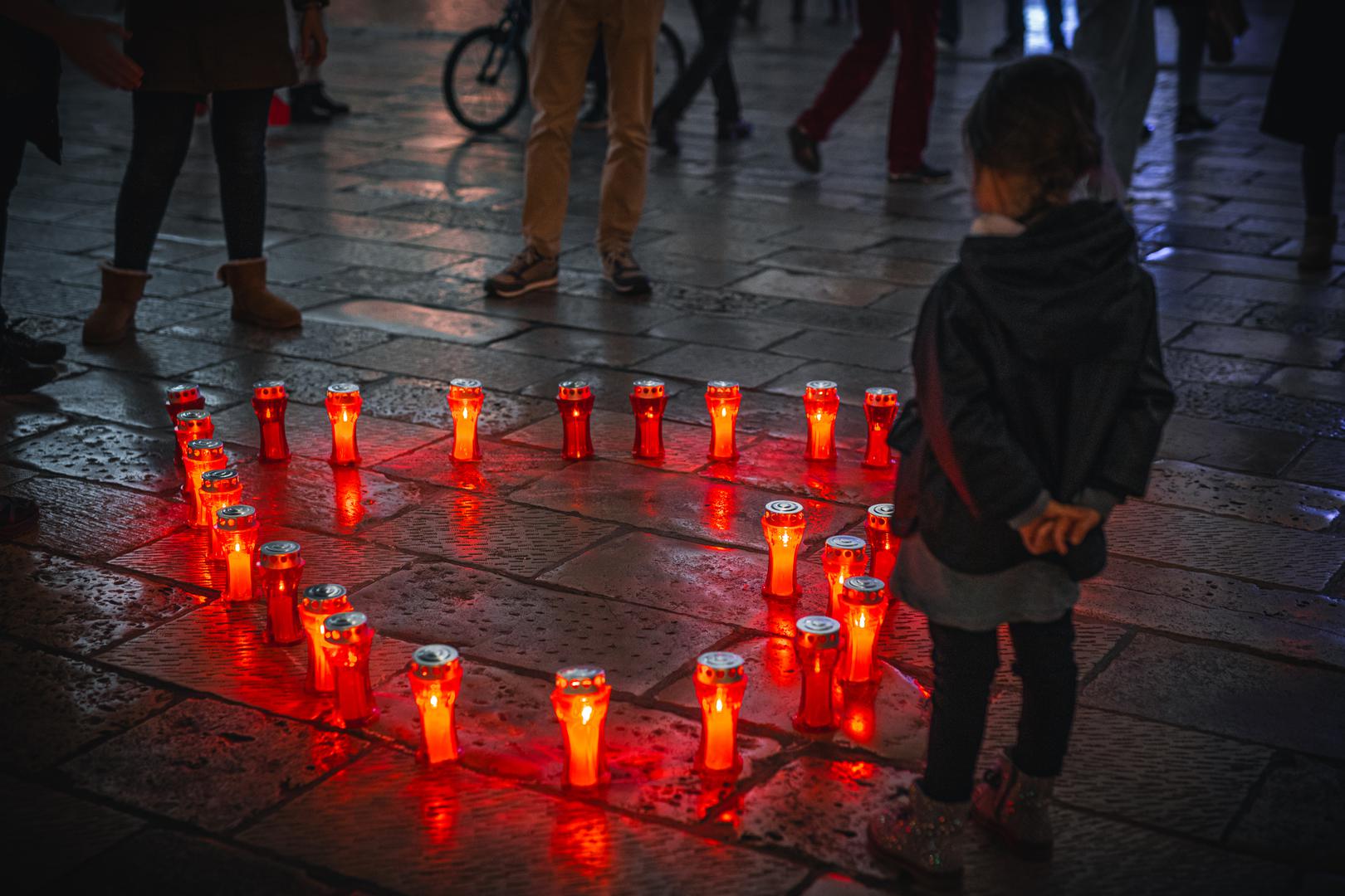 U Dubrovniku su se svijeće palile na Stradunu i Vukovarskoj ulici u znak sjećanja na žrtve Vukovara, a u odavanju počasti su sudjelovali i oni najmlađi.