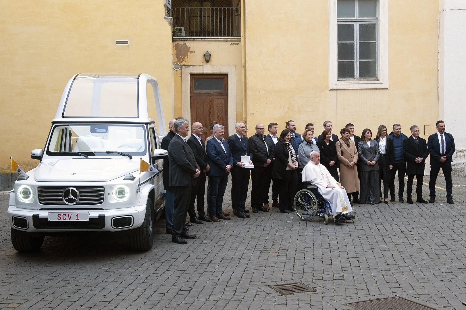 Novi i potpuno električni papamobil inačica je Mercedesova električnog terenca G580 G-klase. Sa svojim posebno dizajniranim prijenosom, također može putovati na veće udaljenosti brzinom hoda.