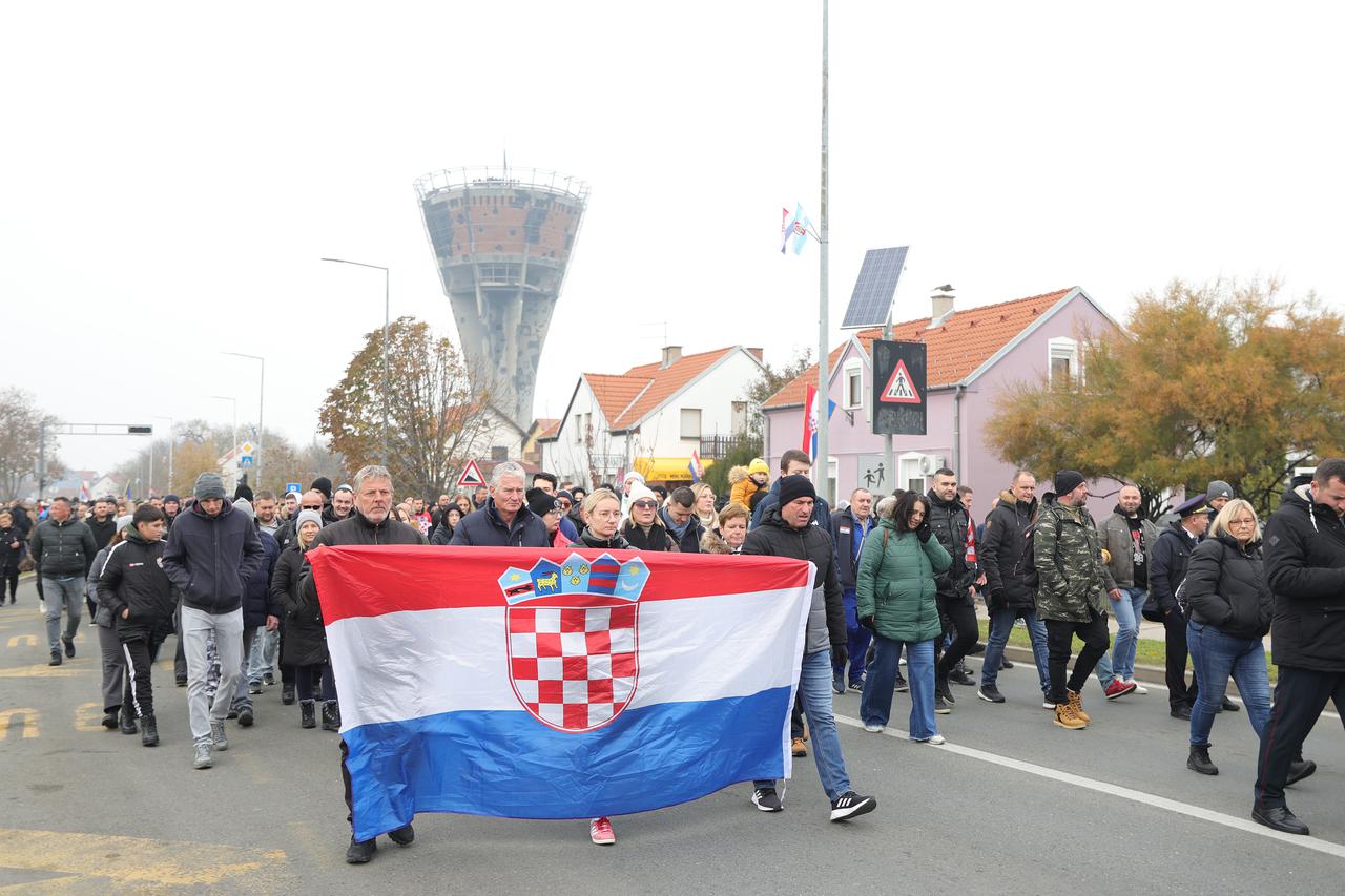 Vukovar: Kolona sjećanja prolazi pored Vodotornja