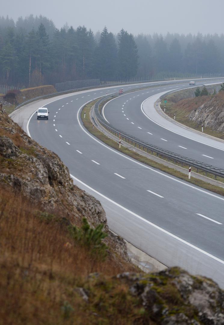 Kazna od 130 eura propisana je i za vozača koji na nepropisan način prevozi djecu nižu od 150 cm. Djeca moraju biti smještena u posebnoj sigurnosnoj sjedalici ili postolju.

Za vrijeme velikih gužvi na cestama vozači mogu biti nervozni pa im padaju napamet vrlo opasni manevri. Jedan od najčešćih je slalom vožnja, odnosno prelaženje vozilom iz traka u trak. Još opasnije, vozač ne smije pretjecati zaustavnim trakom, ali ni požurivati druga vozila davanjem svjetlosnih ili zvučnih signala. Takva vožnja se kažnjava s 260 eura.