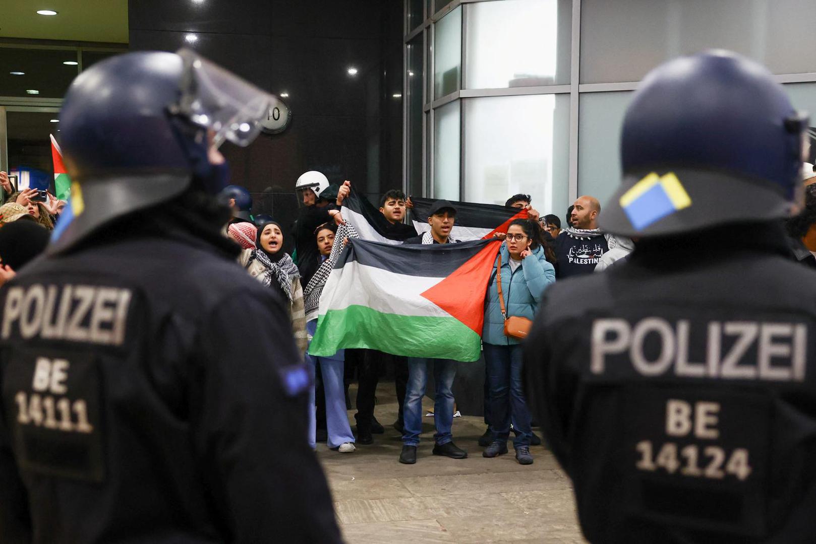 People hold Palestinian flags as pro-Palestinian demonstrators protest in front of police officers during the ongoing conflict between Israel and the Palestinian Islamist group Hamas, in Berlin, Germany October 15, 2023. REUTERS/Christian Mang Photo: CHRISTIAN MANG/REUTERS