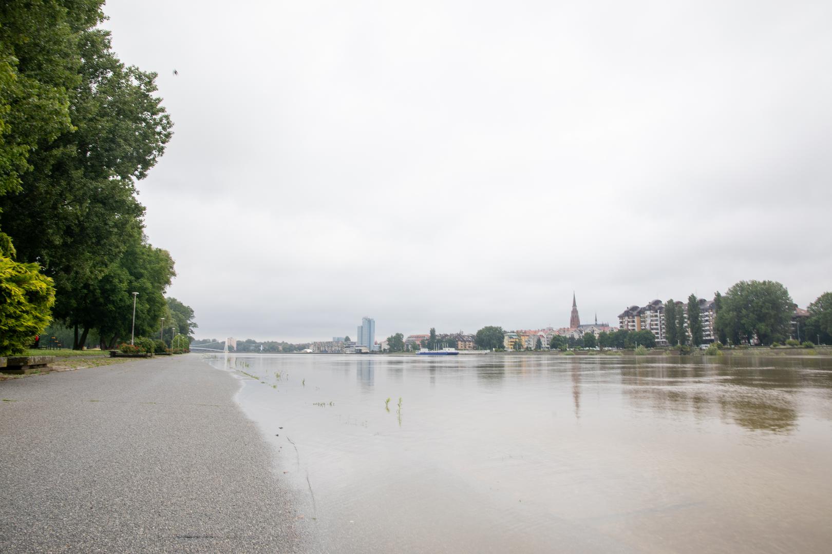 12.06.2024. Osijek -  Vodostaj Drave na lijevoj obali, ocekivanje vodenog vala Photo: Borna Jaksic/PIXSELL