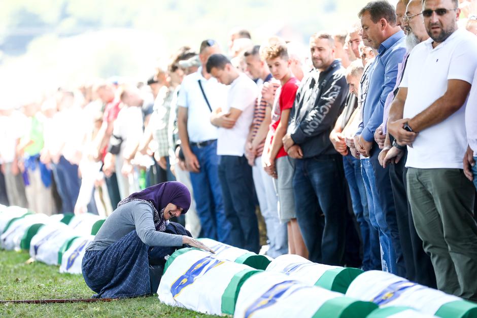 Dženaza za 33 identificirane žrtve genocida u Srebrenici