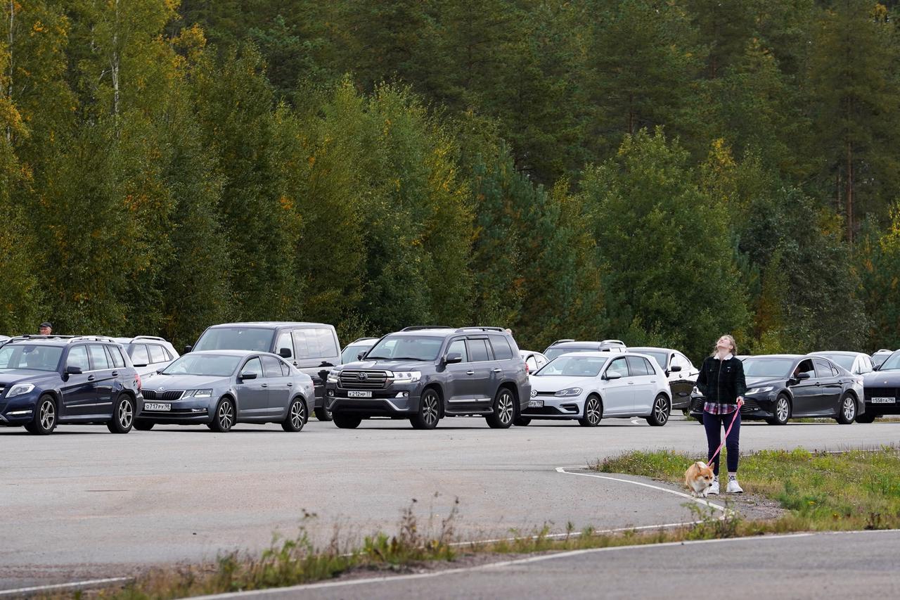 Cars queue to enter Finland from Russia