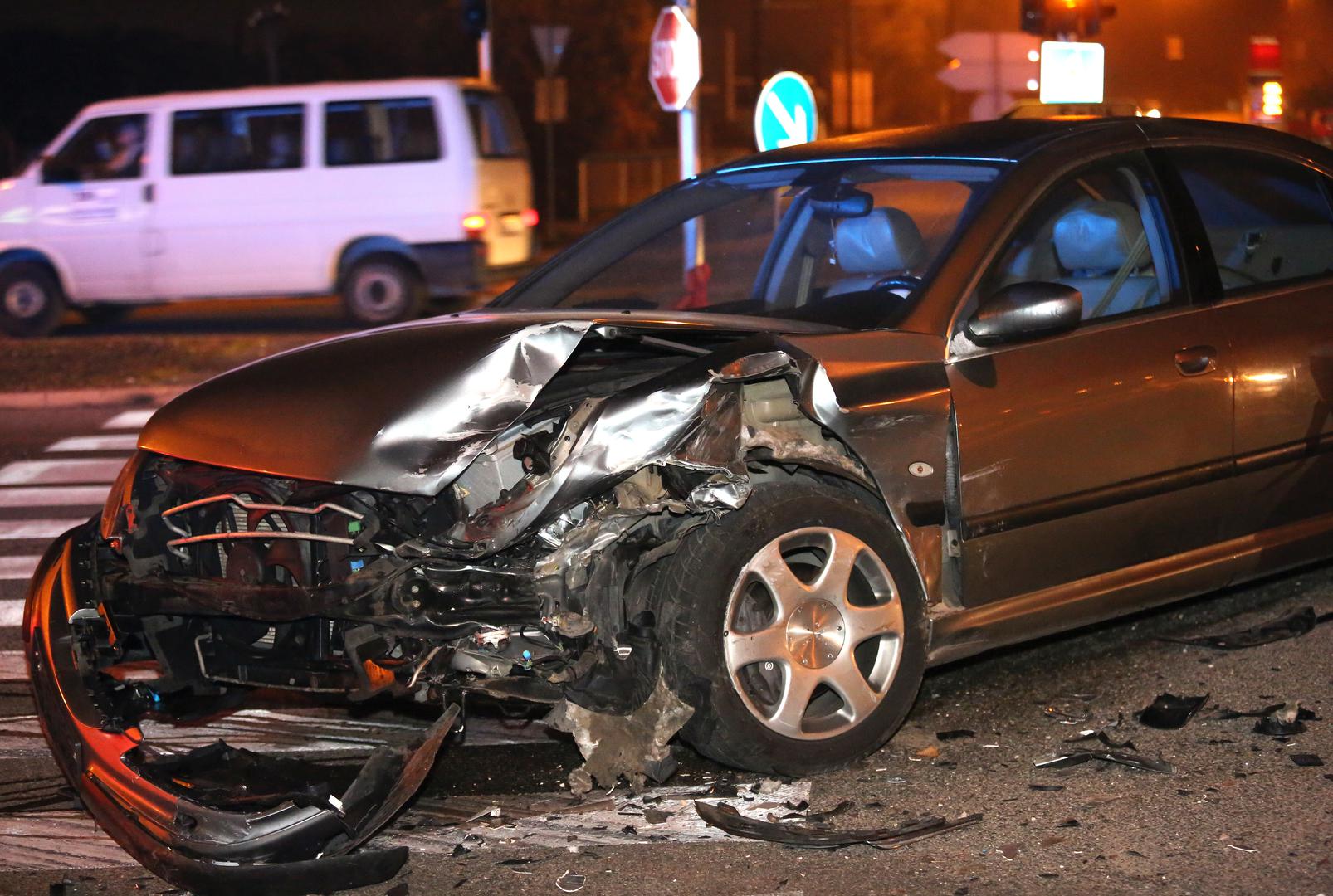 Automobili koji su sudjelovali u nesreći su potpuno uništeni. 