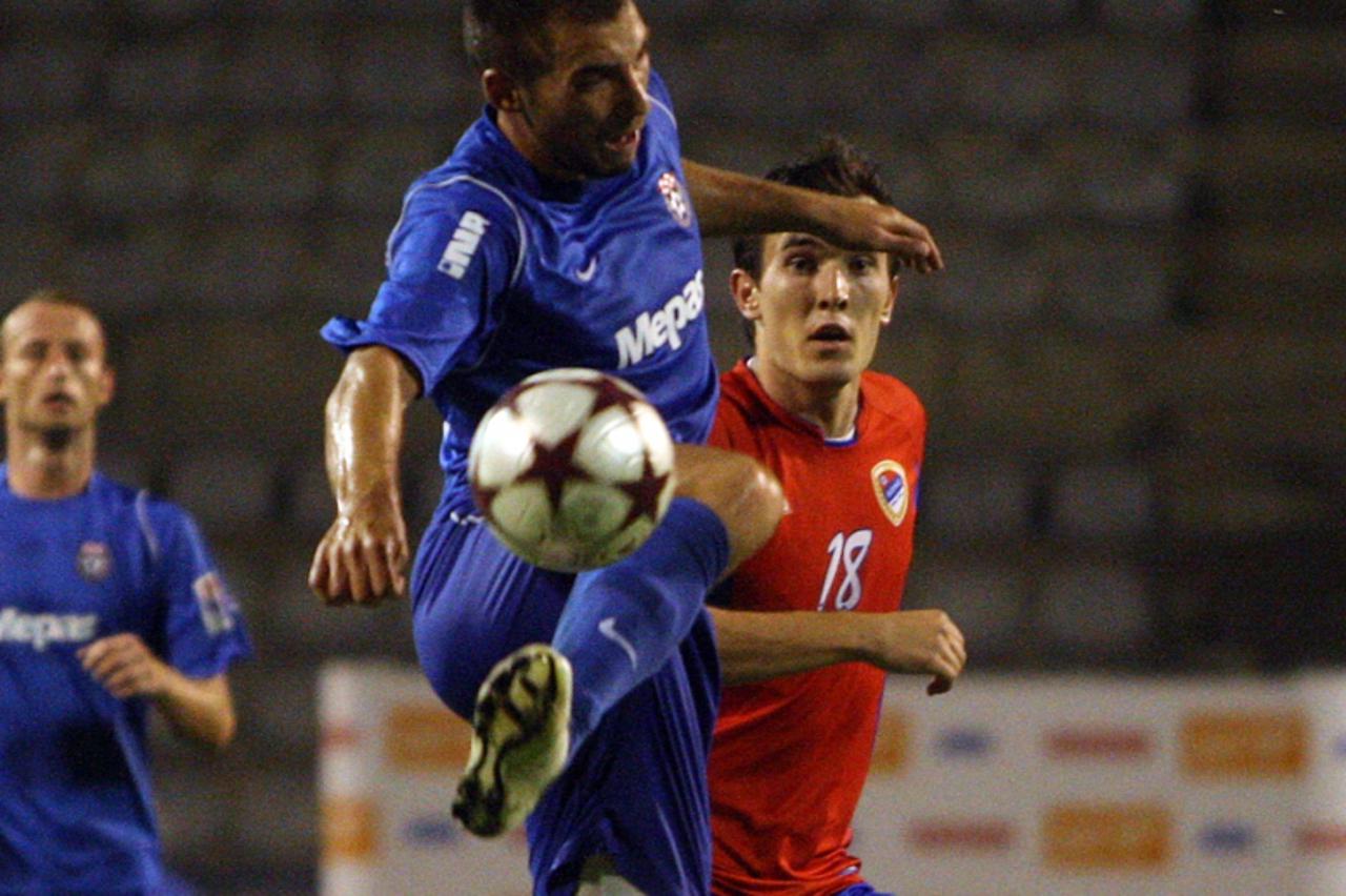 'Premijer liga BiH nogomet Broj 18 Dusan Sakan FK Borac u duelu sa igracem NK Siroki Snimio: Dejan Moconja/Vecernji List'