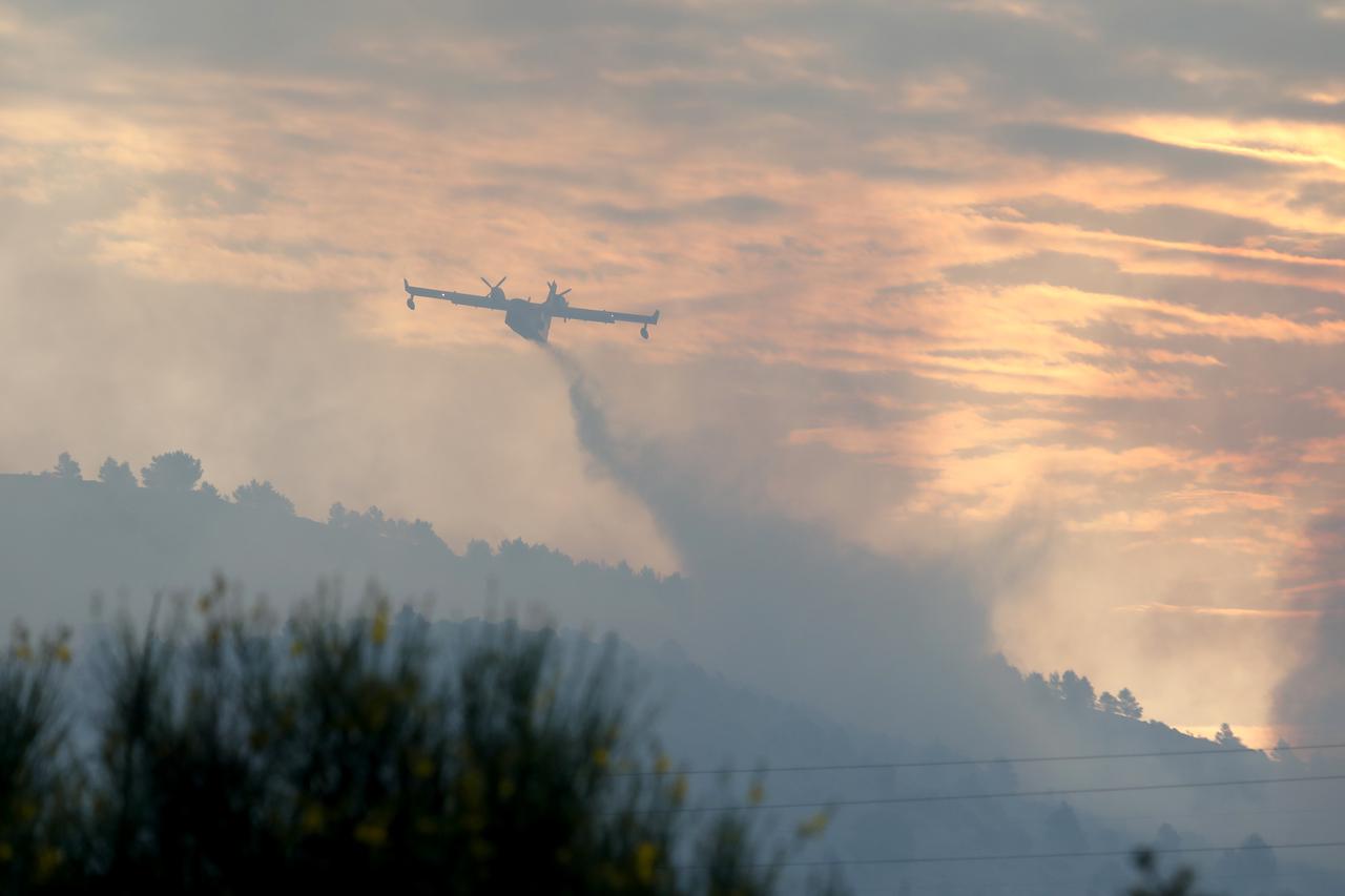 Požar na nepristupačnom terenu između Vrpolja i Grebaštice
