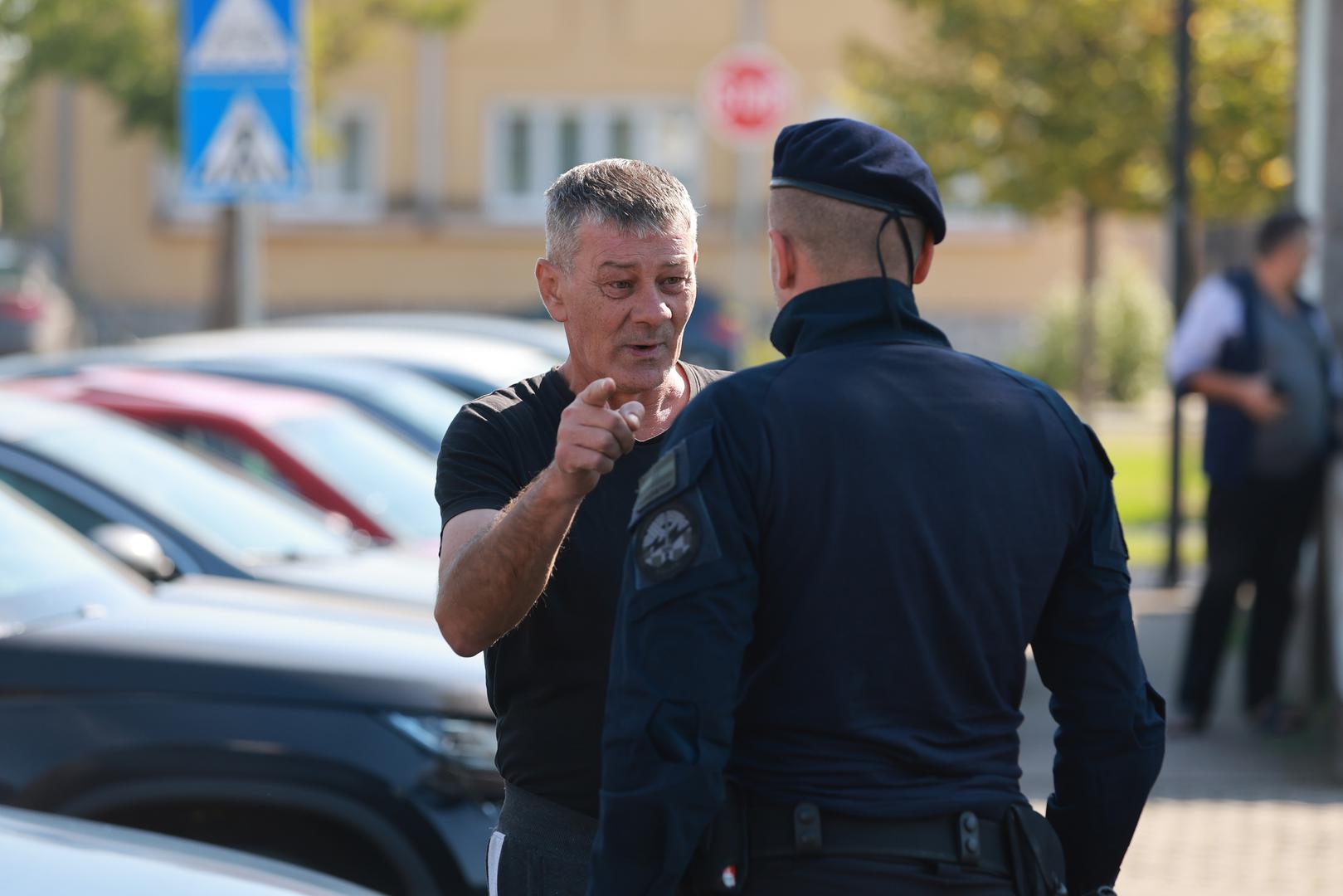 "Dobacivali su neke ružne stvari, govorili: 'Jedva ste dočekali.' Pitali su: 'Hoćeš li i nas snimati?' Jedan je prišao i počeo vikati: 'Srbi! Srpski mediji! Gdje je N1?' Snimatelja Nove TV verbalno su napali", opisao je svjedok događaja za Dnevnik.hr.

