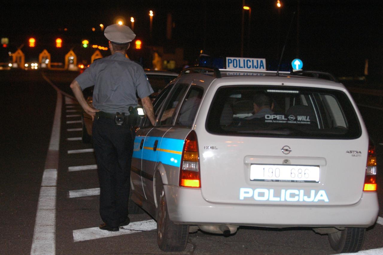 'crna...zagreb...11.06.2004. ivanja reka, naplatne kucice za autocestu, policija foto: goran stanzl'