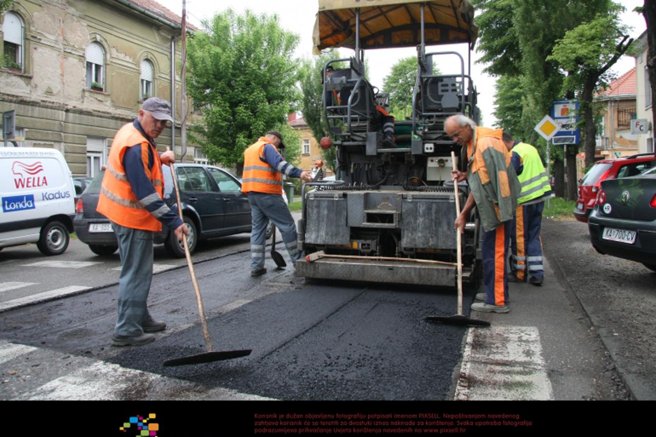 '27.04.2011. Karlovac - Radnici tvrtke Ceste Karlovac popravljaju cestu u ulicama Banija i Selce.  Photo: Kristina Stedul Fabac/PIXSELL'