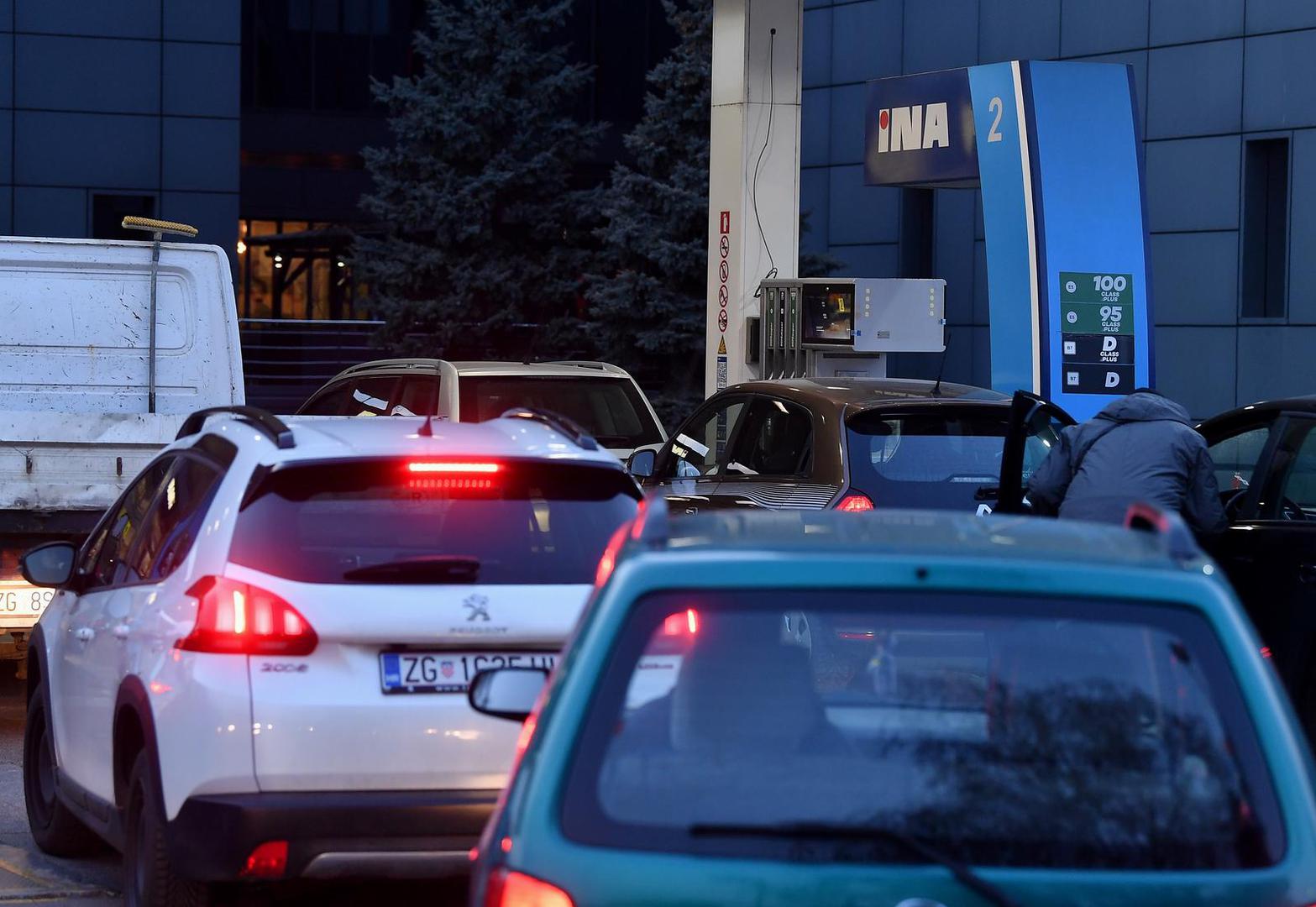 07.03.2022., Zagreb - Zbog poskupljena naftnih derivata stvaraju su guzve na benzinskim postajama.  Photo: Marko Lukunic/PIXSELL