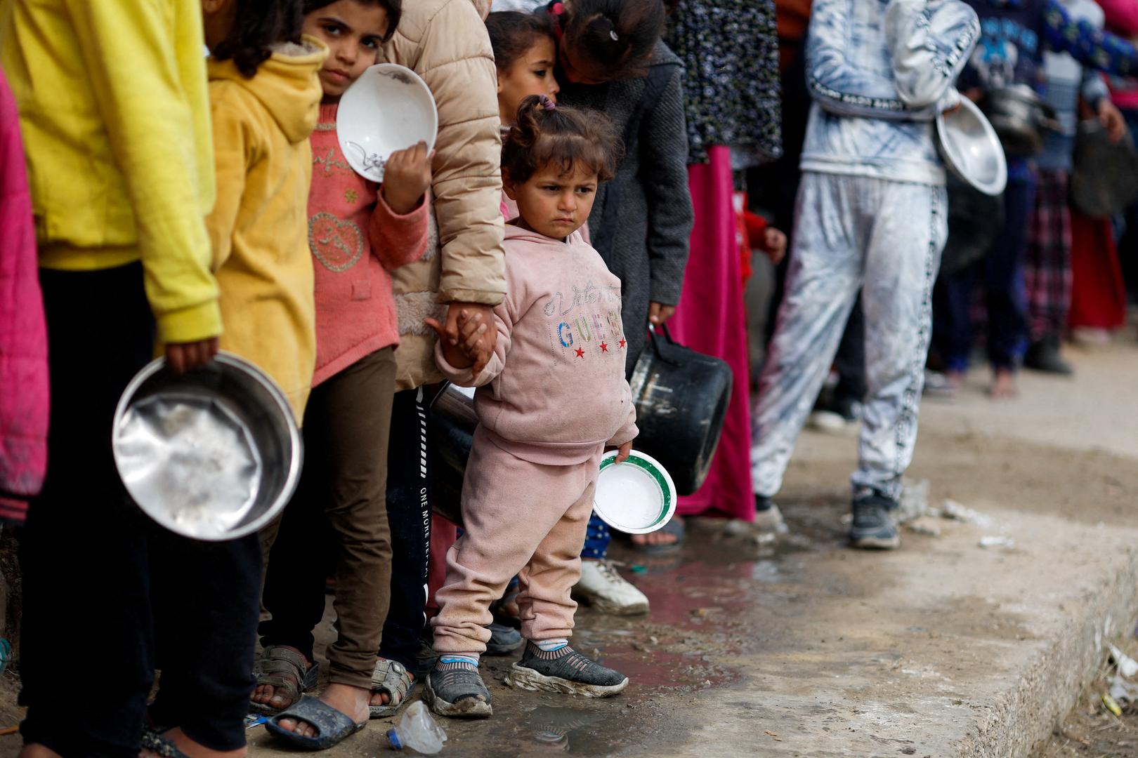 FILE PHOTO: Palestinians stand in a line as they wait to receive food amid shortages of food supplies, amid the ongoing conflict between Israel and the Palestinian Islamist group Hamas, in Rafah in the southern Gaza Strip January 17, 2024. REUTERS/Mohammed Salem/File Photo Photo: MOHAMMED SALEM/REUTERS