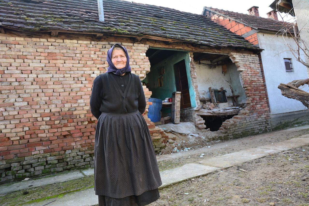 22.02.2016., Slavonski Kobas - Majci i sinu srusio se dio zida derutne obiteljske kuce. Mladi iz udruge Limes zele im pomoci. Photo: Ivica Galovic/ PIXSELL