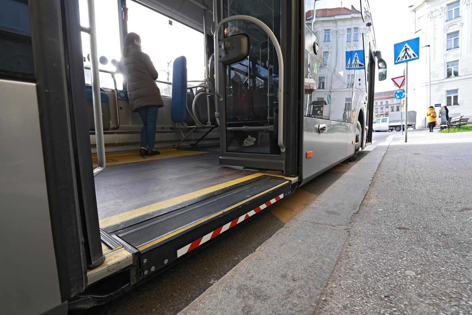 04.04.2023., Zagreb - Britanski trg. ZET testira elektricni autobus na liniji 138 za Zelengaj. Photo: Sanjin Strukic/PIXSELL