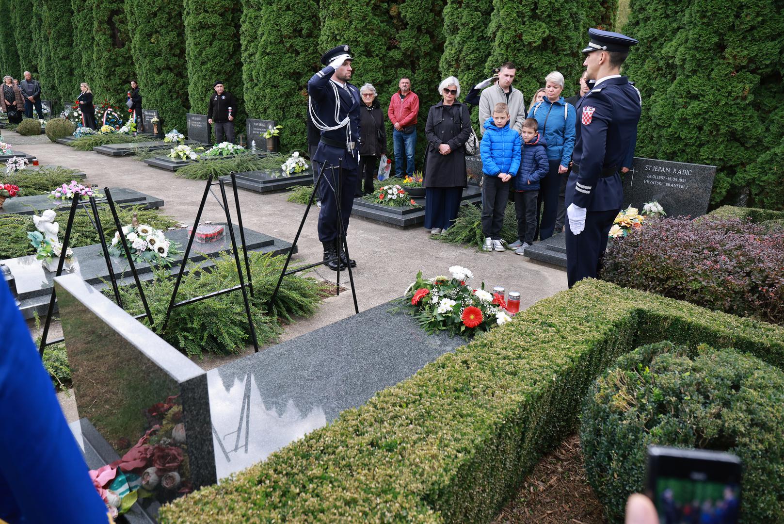 16.10.2024., Vukovar - Memorijalno groblje zrtava iz Domovinskog rata, Obilježavanje 33. godisnjice pogibije general-bojnika Blage Zadre i pukovnika Alfreda Hilla. Program obiljezavanja zapoceo je polaganjem vijenaca na mjesta vjecnih pocivalista general-bojnika Blage Zadre i pukovnika Alfreda Hilla. Photo: Davor Javorovic/PIXSELL