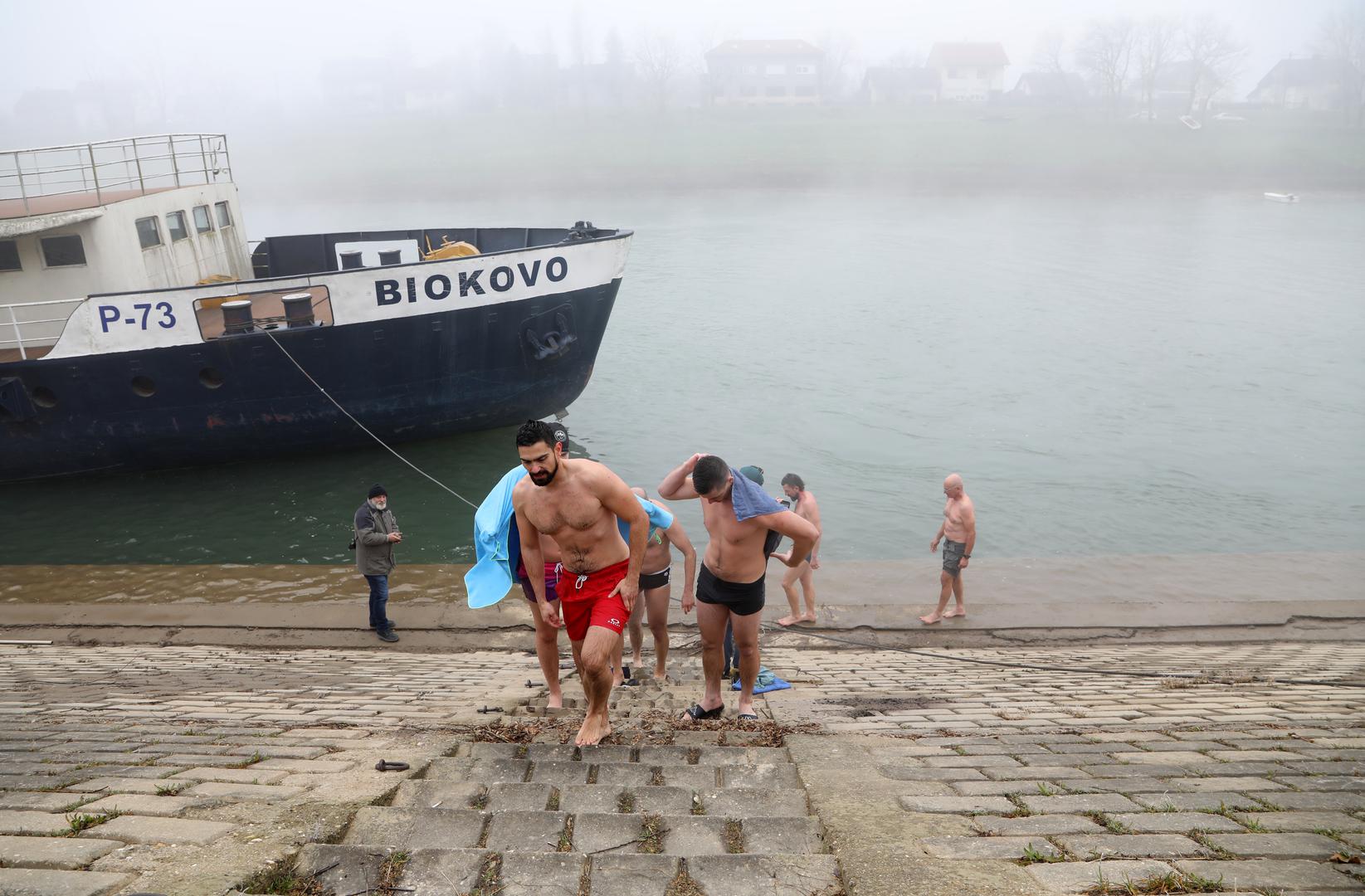 Novogodišnje kupanje na Morskim orguljama u Zadru i u hladnoj Kupi u Sisku pokazalo je da Hrvati dočekuju novu godinu hrabro, pa makar i s plavim usnama.