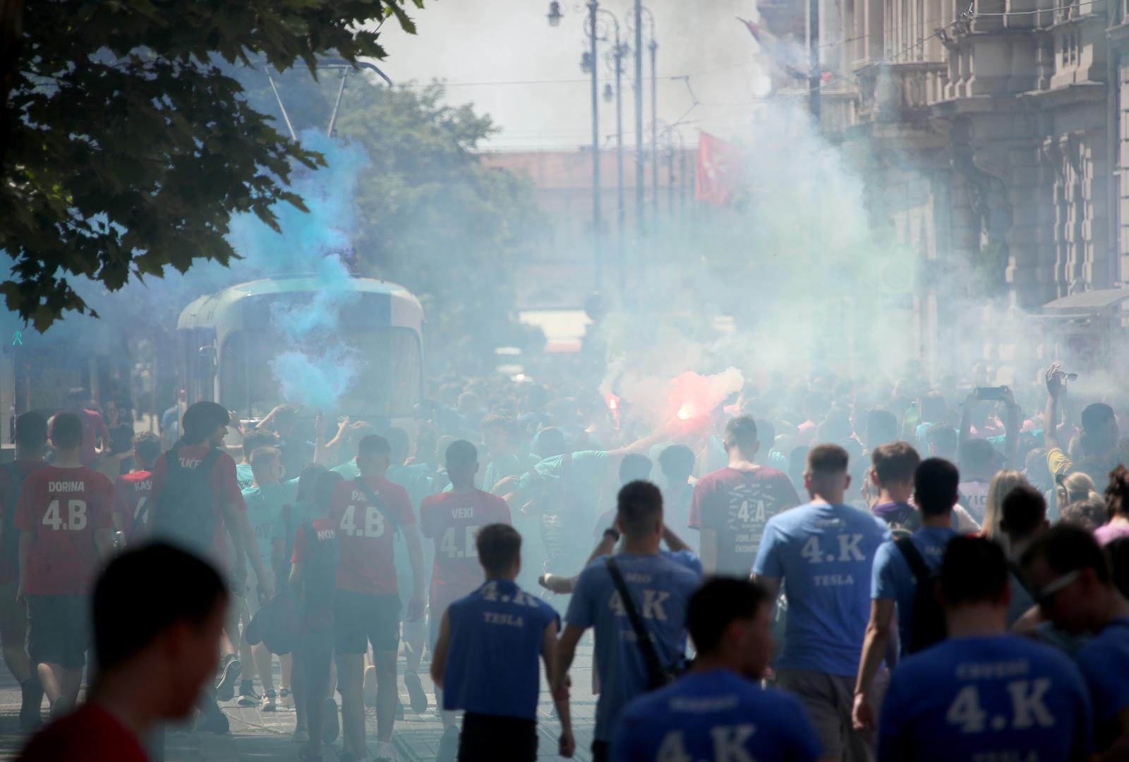 25.05.2022., Zagreb - Brojni maturanti u gradu obiljezavalju kraj svog srednjoskolskog obrazovanja pjesmom i nezaobilaznim kupanjem u fontanama. Photo: Marko Lukunic/PIXSELL