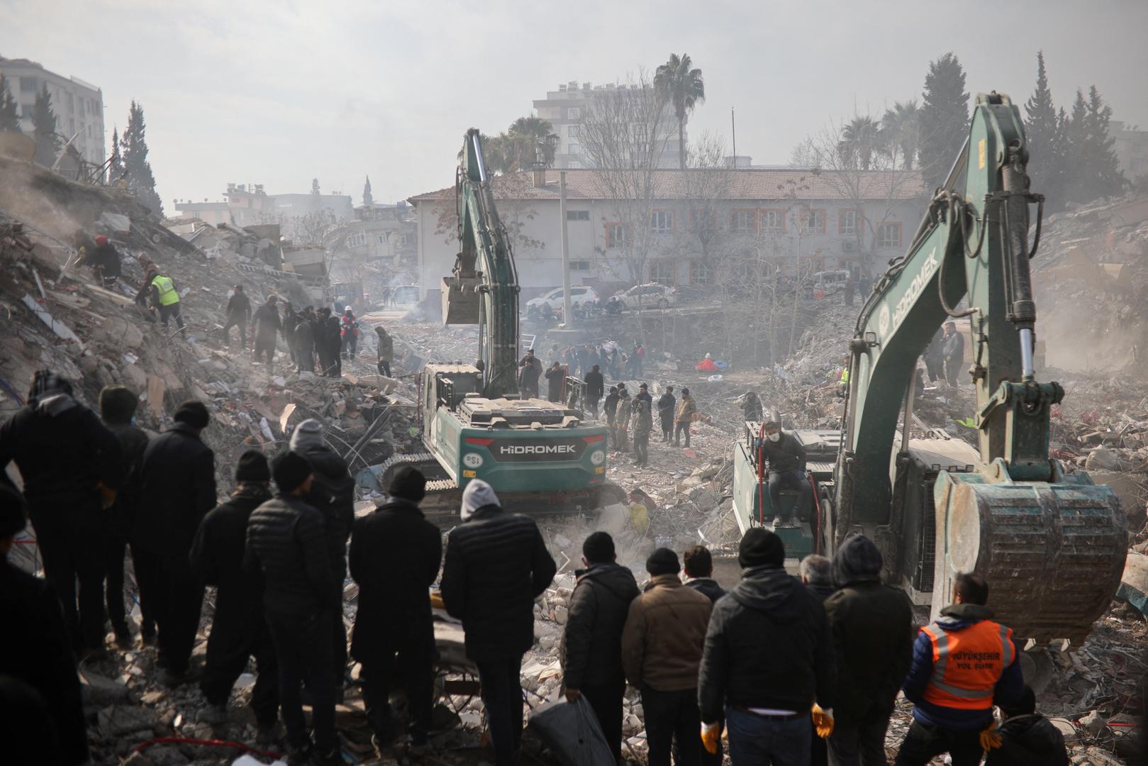 People watch as the search for survivors continues, in the aftermath of a deadly earthquake  in Kahramanmaras, Turkey February 10, 2023. REUTERS/Stoyan Nenov Photo: STOYAN NENOV/REUTERS