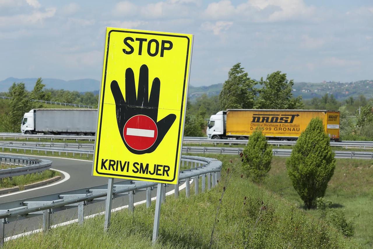 Bregana: Teglja?i ?ekaju u koloni za prijelaz slovenske granice 