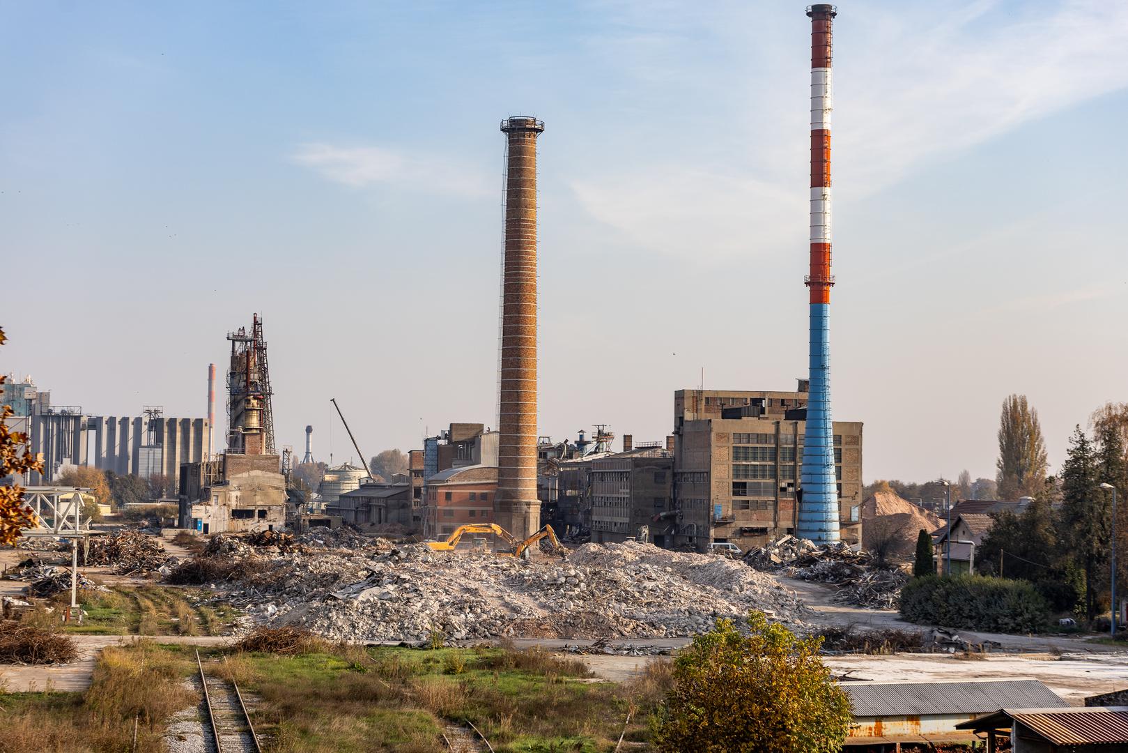 Ozbiljno je oštećena tijekom Domovinskog kada je s pogođena s 980 granata. Osim toga, najveći dio njezinog sirovinskog područja bio je okupiran još sedam godina, sve do mirne reintegracije.