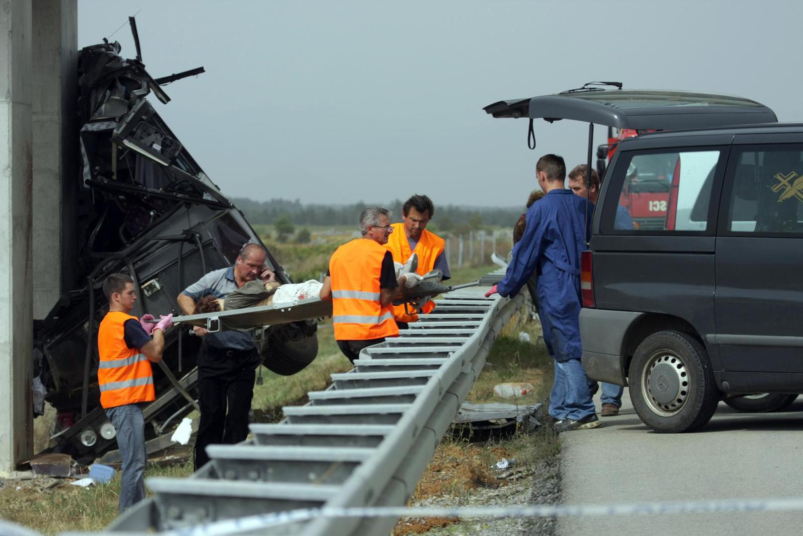 Prije no što se zaustavio udarcem u stup, autobus je istrgnuo 20 metara čelične ograde.