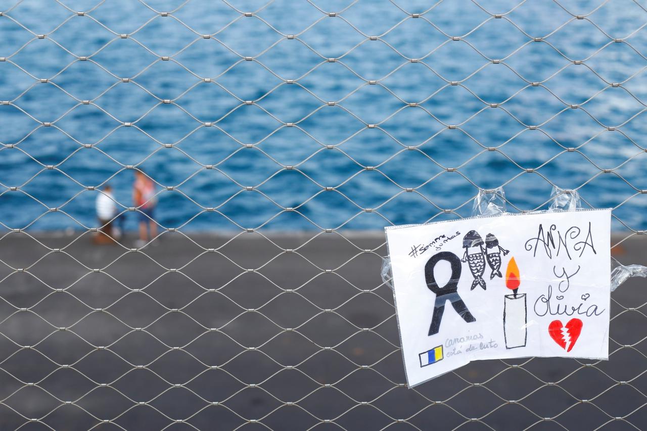 A sign placed on a fence in memory of the missing girls in the Canary Islands is seen in Santa Cruz de Tenerife