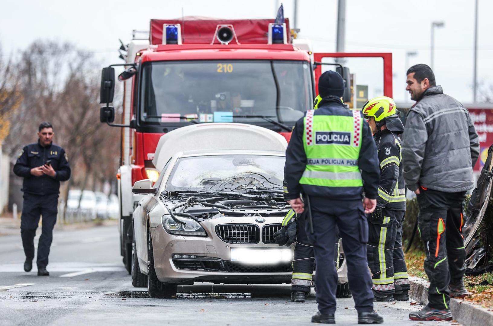 Požar su ugasili vatrogasci, a ozlijeđenih osoba nije bilo. Slijedi očevid. 