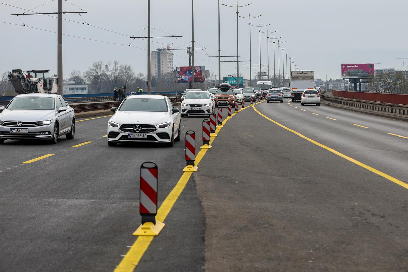 04.03.2024., Zagreb - Nova regulacija prometa radi radova sanacije prijelaznih naprava i izvanrednog odrzavanja Jadranskog mosta. Za vrijeme izvodjenja radova, za promet ce biti zatvoren istocni kolnik mosta, a sav promet odvijat ce se dvosmjerno po zapadnom kolniku, u dva prometna traka za svaki smjer. U zoni radova na Jadranskom mostu bit ce onemoguceno kretanje pjesaka i biciklista, koji ce biti preusmjereni preko starog Savskog mosta. Photo: Igor Kralj/PIXSELL