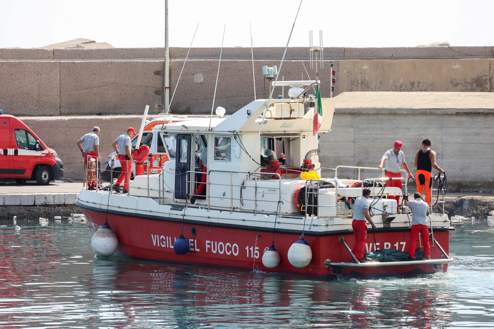 Italian firefighters transport a body bag after a sailboat sank in the early hours of Monday, off the coast of Porticello, near the Sicilian city of Palermo, Italy, August 19, 2024. REUTERS/Igor Petyx REFILE - CORRECTING 'PONTICELLO' TO 'PORTICELLO'. Photo: Igor Petyx/REUTERS