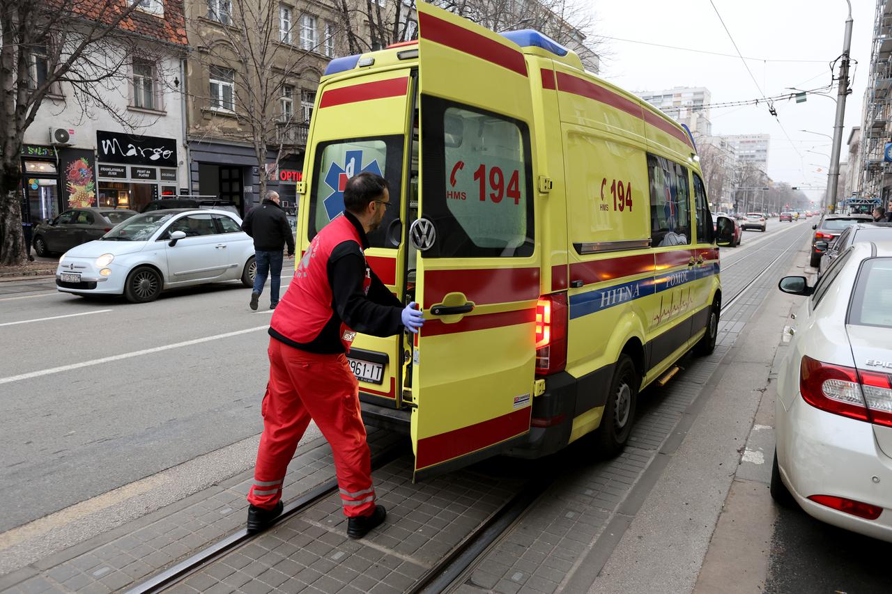 Zagreb: Intervencija hitne pomoći nakon što je putnik u tramvaju pao i razbio glavu