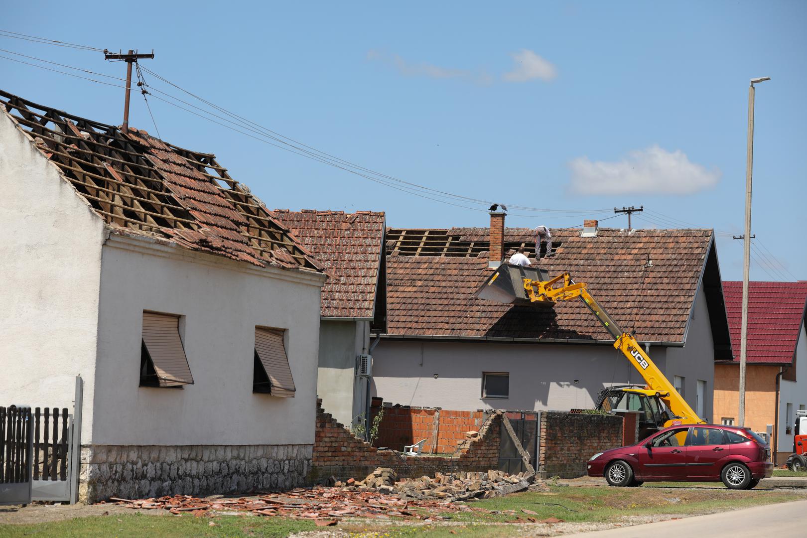 20.07.2023., Vinkovci - Gradiste, Andrijasevci i Cerna slavonska sela koja su jako strradala od posljednjeg olujnog nevremena. Stanovnici pokusavaju sanirati stetu. Photo: Dubravka Petric/PIXSELL