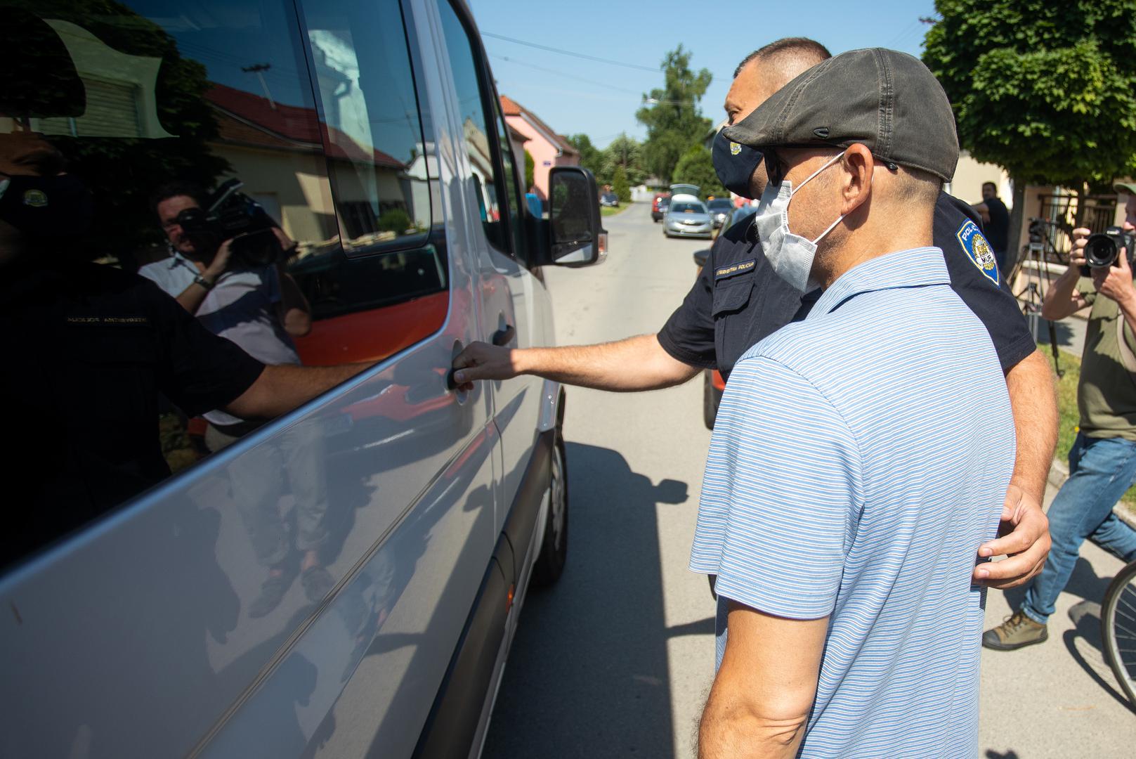 09.06.2021., Osijek - U Osijeku pocela uhicenja sudaca koje je Zdravko Mamic prozvao za kriminal. Sudac Darko Kruslin odlazi s istraziteljima.. Photo: Davor Javorovic/PIXSELL