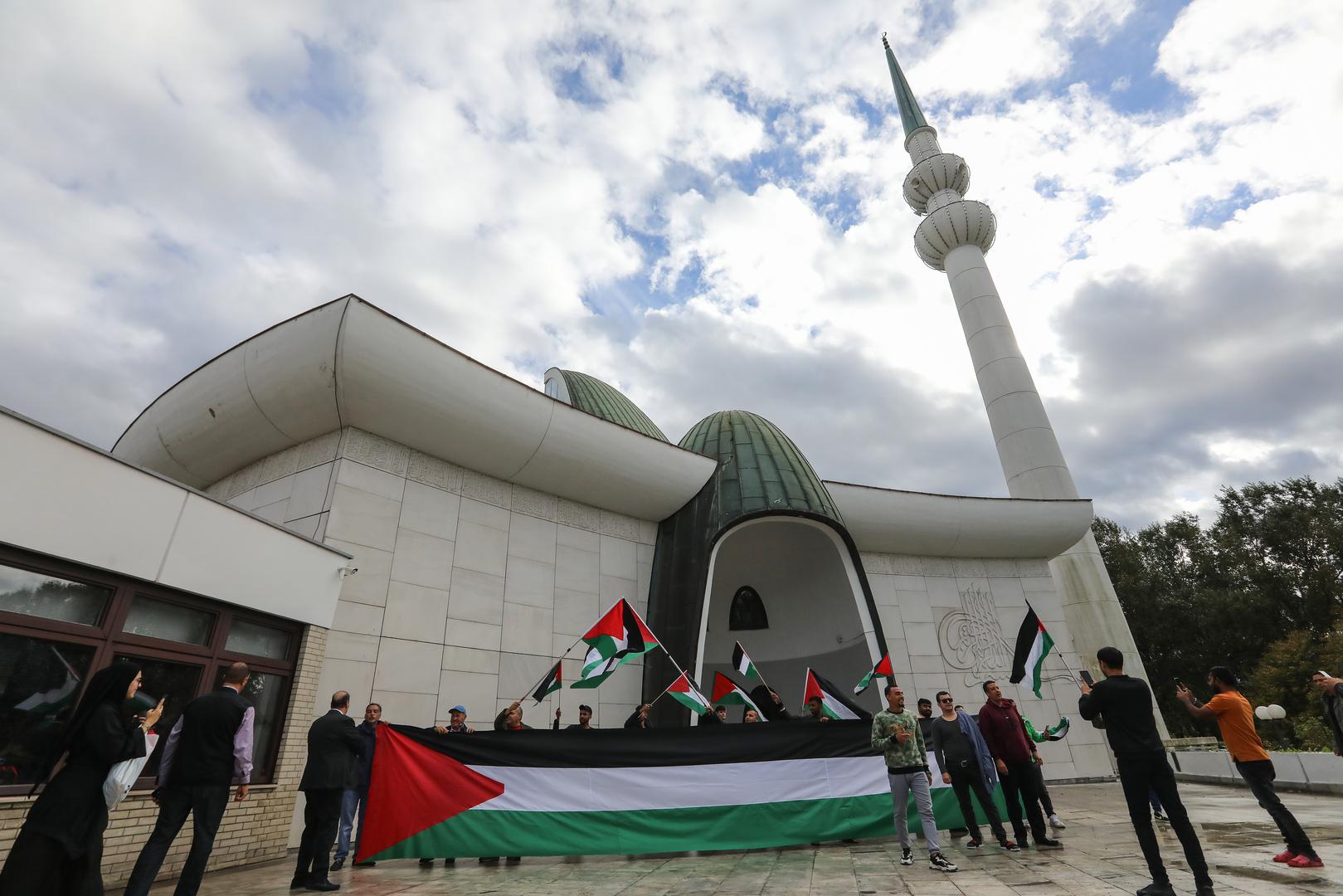 27.10.2023., Zagreb - U Islamskom centru u Zagrebu, sredisnjoj dzamiji Mesihata Islamske zajednice u Hrvatskoj, nakon podnevne molitve, odrzan je prosvjed i potpora palestinskom narodu i odrzana molitva za poginule u ratu s Izraelom. Photo: Robert Anic/PIXSELL