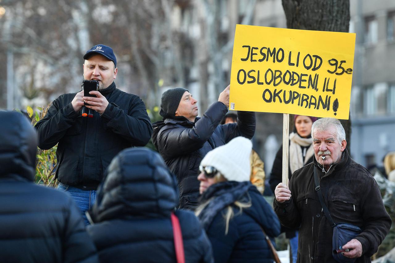 Zagreb: Prosvjed protiv epidemioloških mjera i covid potvrda na Trgu Francuske Republike