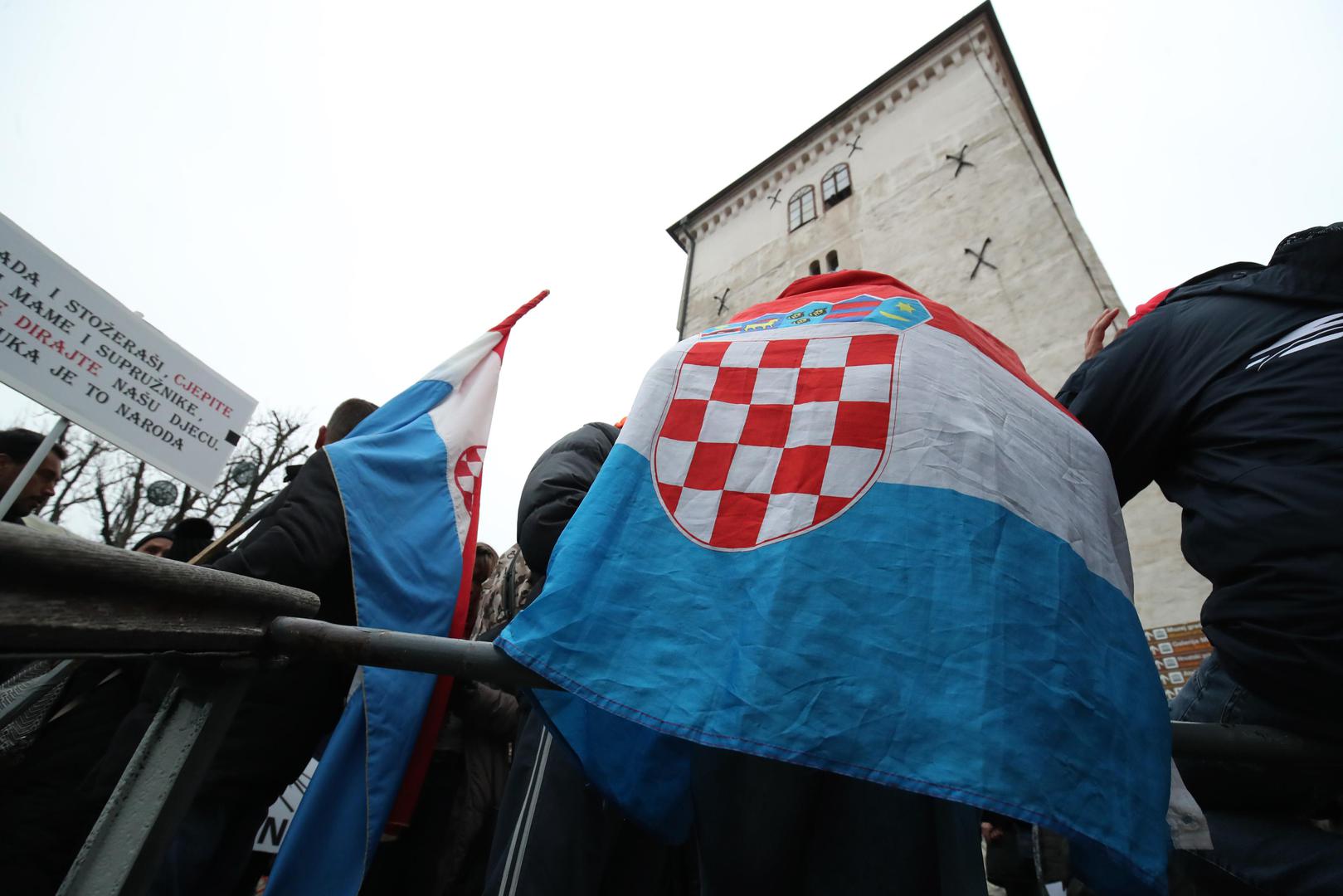 15.12.2021.,Zagreb - Na Markovu trgu poceli su se okupljat prosvjednici, a okupljanje budno prate brojni policijski sluzbenici.Prosvjednici ce svojim tijelima formirati bedem oko Markova trga 