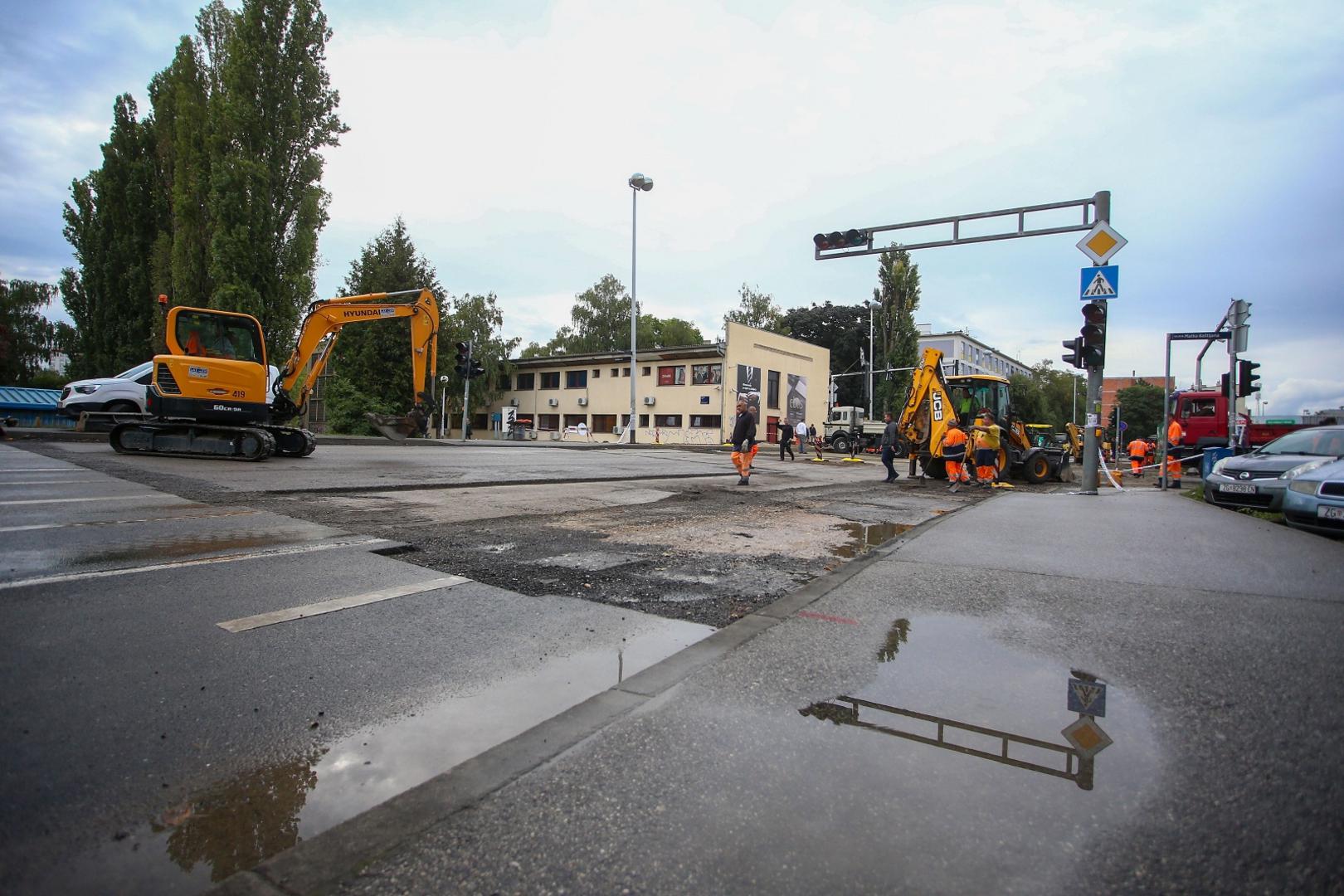 30.09.2021., Zagreb - Radovi na puknucu cijevi na Selskoj ulici nisu prouzrocili velike guzve tijekom jutra.
Photo: Matija Habljak/PIXSELL