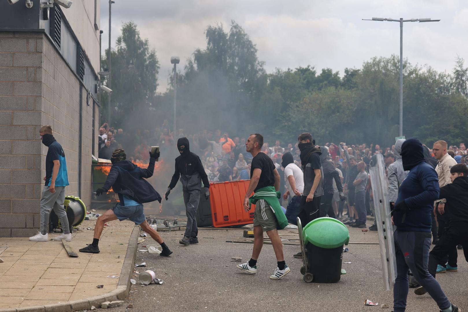 A protestor throws a stone outside a hotel in Rotherham, Britain, August 4, 2024. REUTERS/Stringer Photo: STRINGER/REUTERS